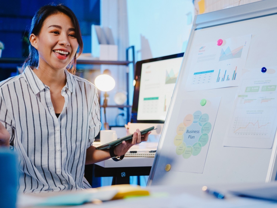 asia-businesswoman-social-distancing-new-normal-virus-prevention-looking-camera-presentation-colleague-about-plan-video-call-while-work-office-night_7861-3196