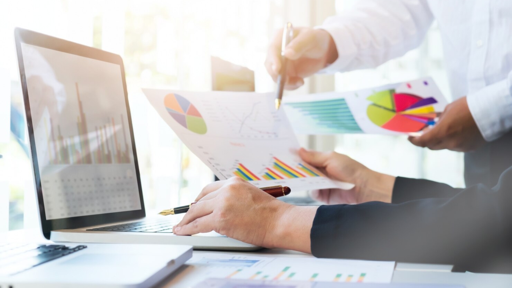 startup-business-teamwork-meeting-concept_1421-194