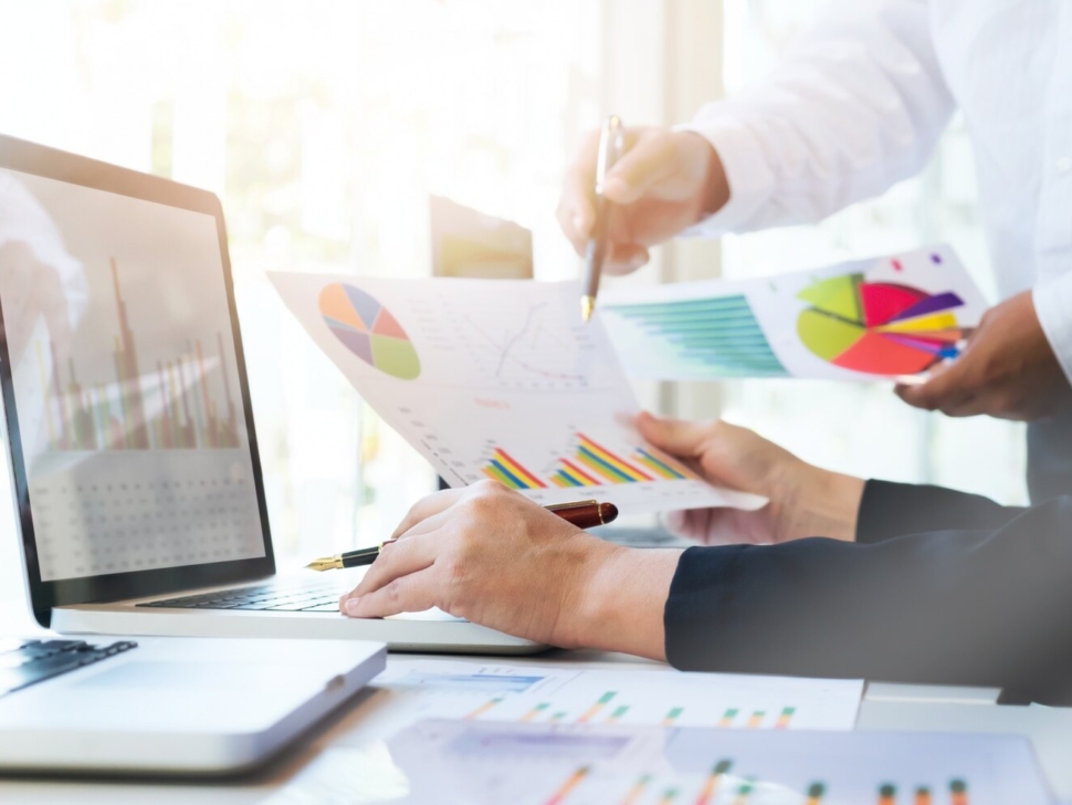 startup-business-teamwork-meeting-concept_1421-194